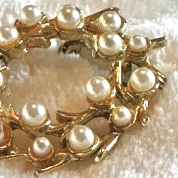 Vintage Gold Tone Wreath Brooch 2 Row Faux Pearls Circle Pattern Pin 1960’s - Picture 2 of 3